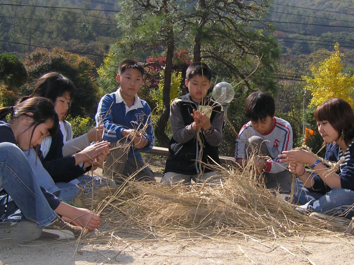 ▲'도시학교 스쿨팜' 활동에 참여하는 학생들이 농업 체험을 하고 있다. (사진제공=농협중앙회)