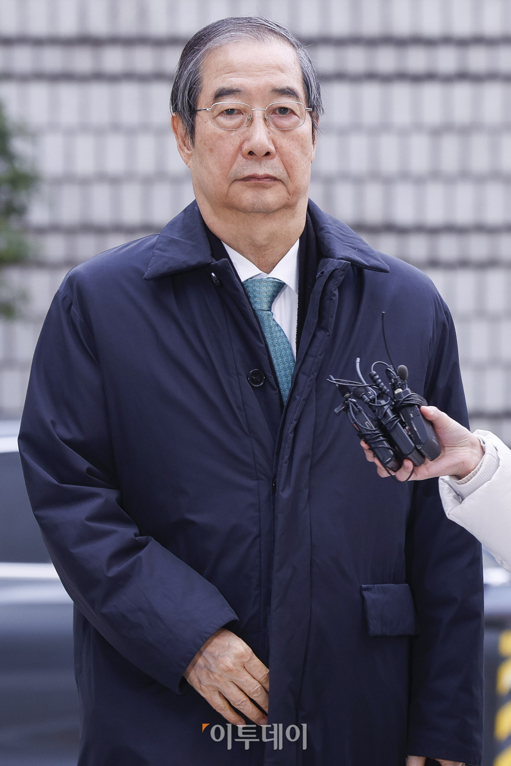 ▲한덕수 전 국무총리가 26일 서울 서초구 서울중앙지방법원에서 열린 내란 우두머리 방조, 내란 중요임무 종사 등 혐의 사건 1심 결심 공판에 출석하고 있다. 조현호 기자 hyunho@ (이투데이DB)