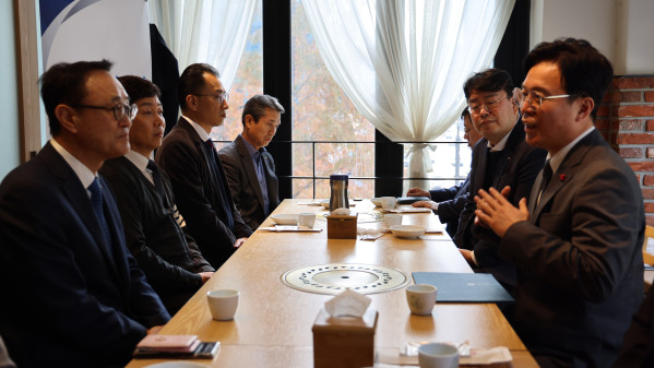 ▲소상공인연합회는 26일 서울 종로구의 한 음식점에서 김영훈 고용노동부 장관과 오찬 간담회를 열었다. (사진제공=소상공인연합회 )