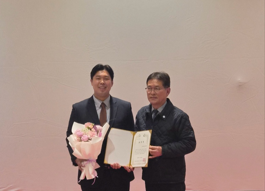 ▲모두다 청년봉사단 이열 초대회장이 표창장을 수상하고 있다.  (서영인 기자 hihiro@)