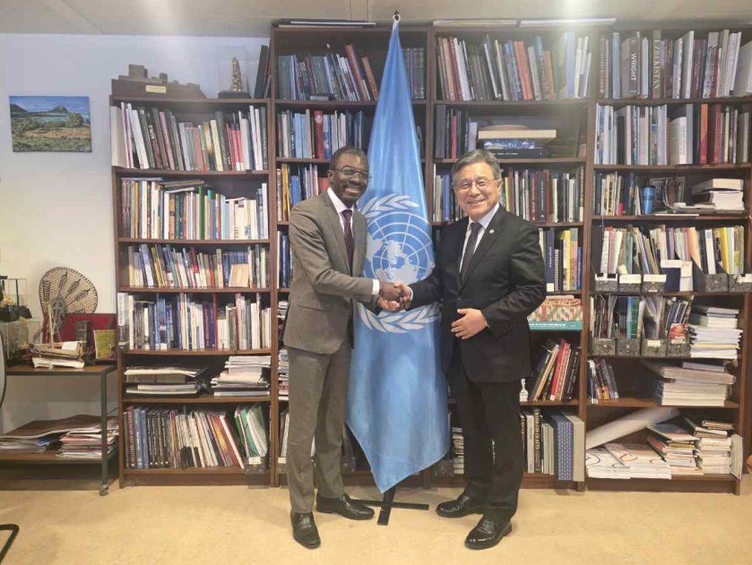 ▲26일(현지시간) 유네스코 본부에서 면담 후 기념 촬영하는 허민 국가유산청장(오른쪽)과 라자르 일룬드 아소모 세계유산센터장. (국가유산청)