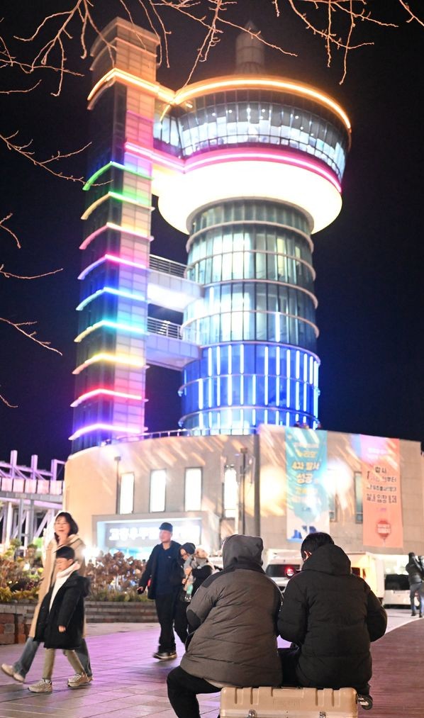 ▲누리호 4차 발사가 예고된 26일 오후 전남 고흥군 우주발사전망대에서 발사 장면을 관람하러 온 시민들이 삼삼오오 모여들고 있다. (사진제공=뉴시스)