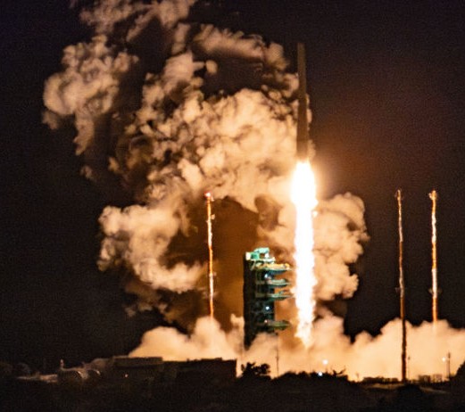 ▲한국형 발사체 누리호가 27일 새벽 전남 고흥군 나로우주센터에서 발사되고 있다.  (사진제공=뉴시스)