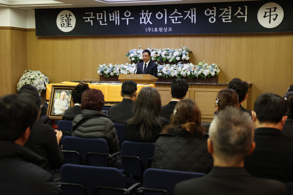 ▲배우 김영철이 27일 서울 송파구 서울아산병원 장례식장에서 엄수된 배우 이순재 영결식에서 추도사를 하고 있다.  (연합뉴스)