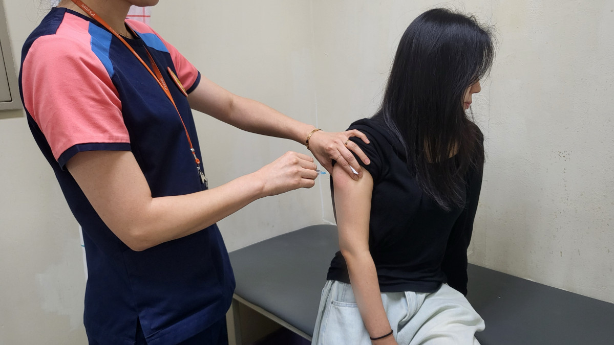 ▲간호사가 백신을 접종하고 있다. (사진제공=온병원)