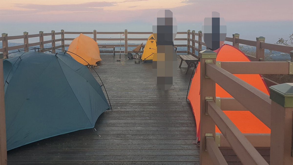 ▲제주도 노꼬메오름 정상 불법 캠핑. (사진제공=제주도청 누리집)