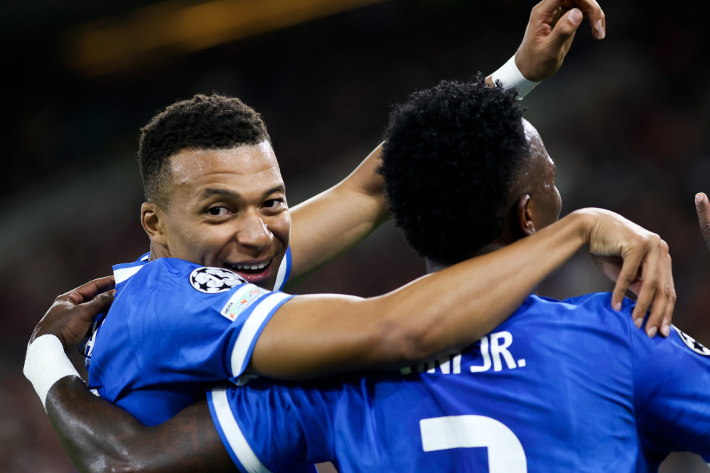 ▲레알 마드리드의 킬리안 음바페(가운데)가 26일(현지시간) 그리스 피레아스에서 열린 UEFA 챔피언스리그 리그 페이즈 경기 올림피아코스전에서 득점 후 세리머니를 하고 있다. (EPA/연합뉴스)