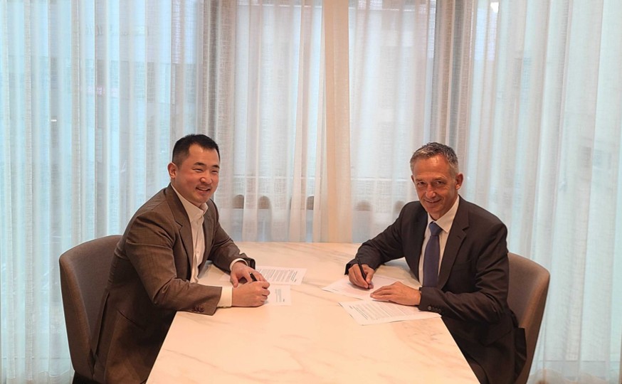 ▲윤태진 글래스돔 유럽법인장(왼쪽)과 토마스 로에쉬 코피니티엑스 대표. (사진제공=글래스돔)
