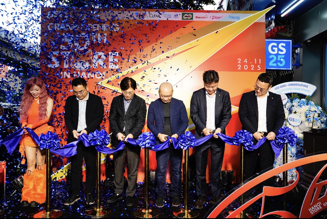 ▲GS25 베트남 하노이 50호점 오픈 기념 행사에서 GS리테일 관계자들이 컷팅식을 진행하고 있다 (사진제공=GS리테일)