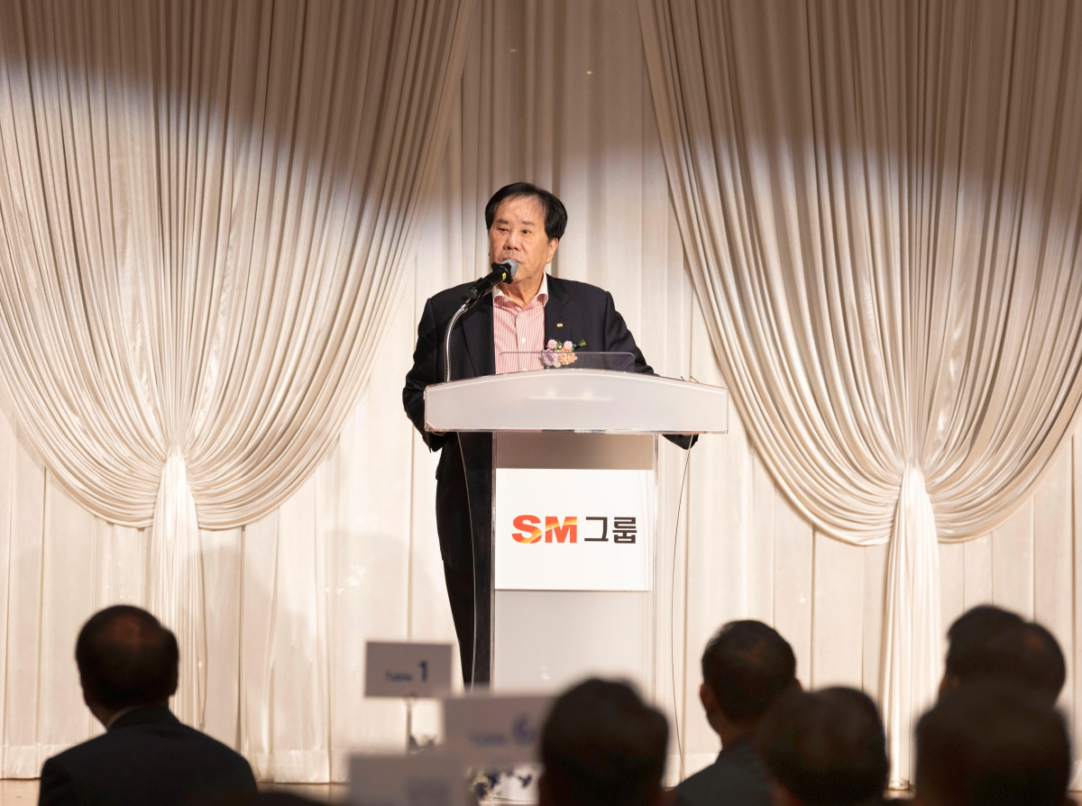 ▲우오현 SM그룹 회장이 26일 서울 마포구 중소기업DMC타워에서 열린 ‘2025 건설부문 협력사 초청 정기간담회’에서 축사를 하고 있다. 이날 간담회에는 우오현 회장, 임동복 SM그룹 건설부문장, 건설부문 각 계열사 대표이사들과 협력사 60여곳 대표들이 나란히 참석해 상생과 동반성장에 뜻을 함께했다. (사진제공=SM그룹)