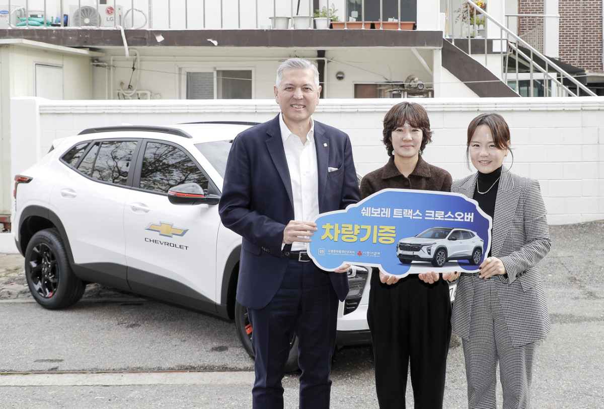 ▲쉐보레 트랙스 크로스오버 앞에서 기념 사진을 촬영하고 있는 헥터 비자레알(왼쪽) 지엠한마음재단 대표이사 겸 GM 한국사업장 사장, 윤명옥(오른쪽) 한마음재단 사무총장 겸 GM 한국사업장 커뮤니케이션 총괄 전무 및 최고마케팅책임자, 서은우(가운데) 인천 해늘단기보호센터 센터장. (사진=지엠한마음재단코리아)