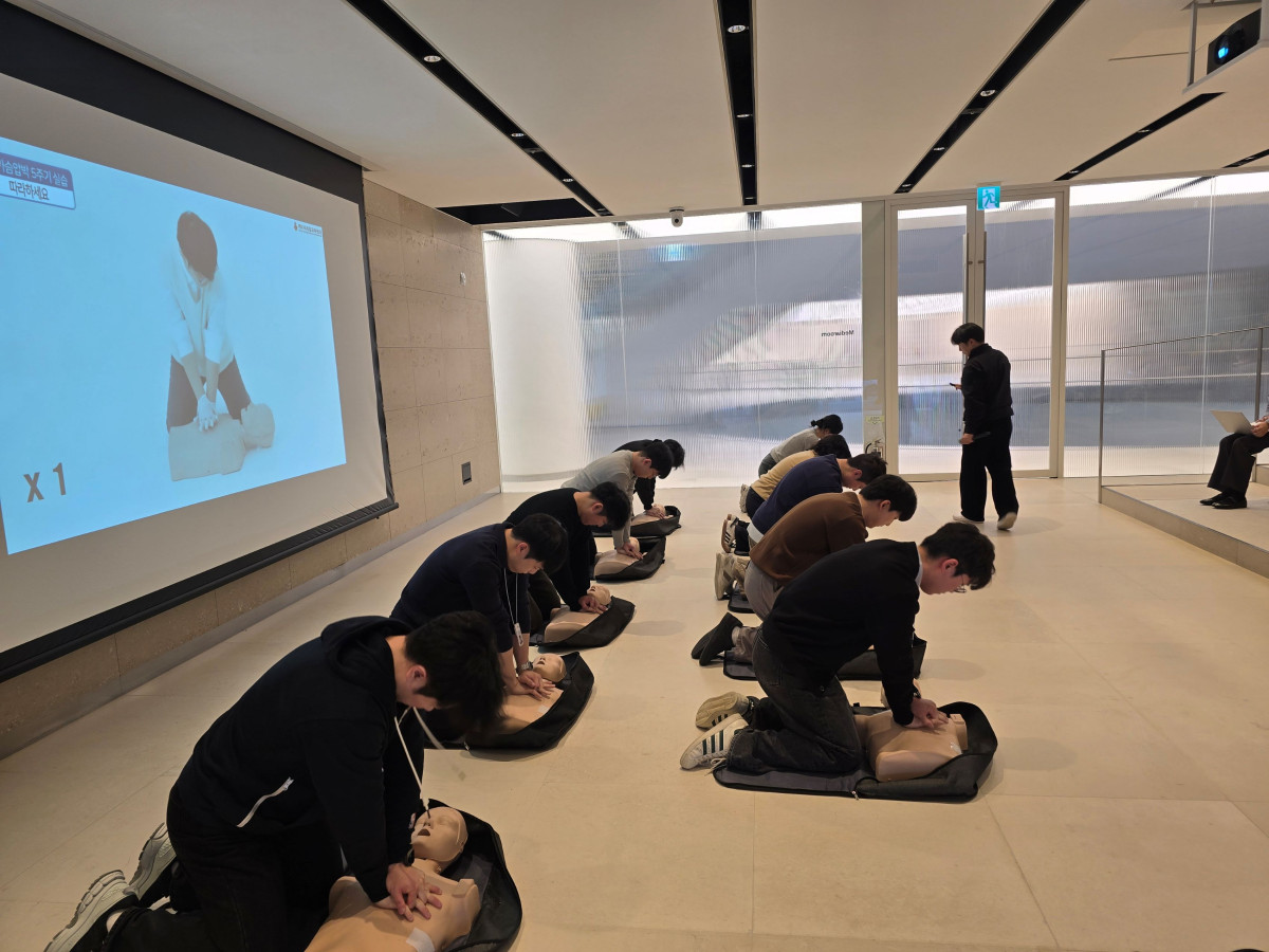 ▲[사진자료1] 한국앤컴퍼니그룹 임직원들이 지난 26일 경기도 판교 본사 ‘테크노플렉스’에서 진행된 응급처치 및 심폐소생술 교육에서 마네킹을 이용해 심폐소생술(CPR) 실습을 하고 있다. (사진=한국앤컴퍼니그룹)