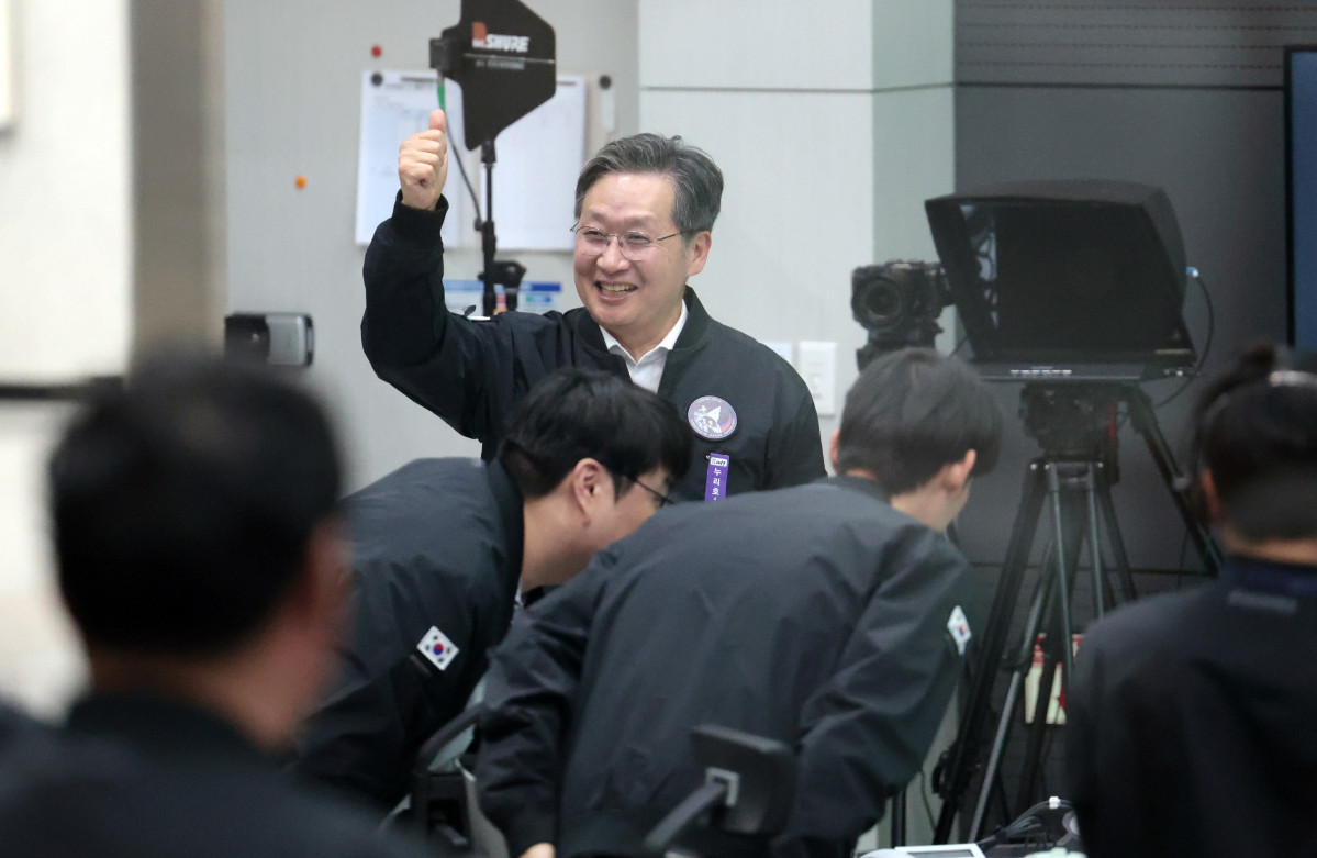 ▲한국형발사체 누리호가 27일 오전 전남 고흥군 나로우주센터에서 발사된 가운데 지휘센터에서 윤영빈 우주항공청장이 기뻐하고 있다. 이번 누리호 4차 발사에는 무게 516㎏ 주탑재위성 '차세대중형위성 3호'와 부탑재위성 12기 등 총 13기 위성이 실렸다. 사진=한국항공우주연구원