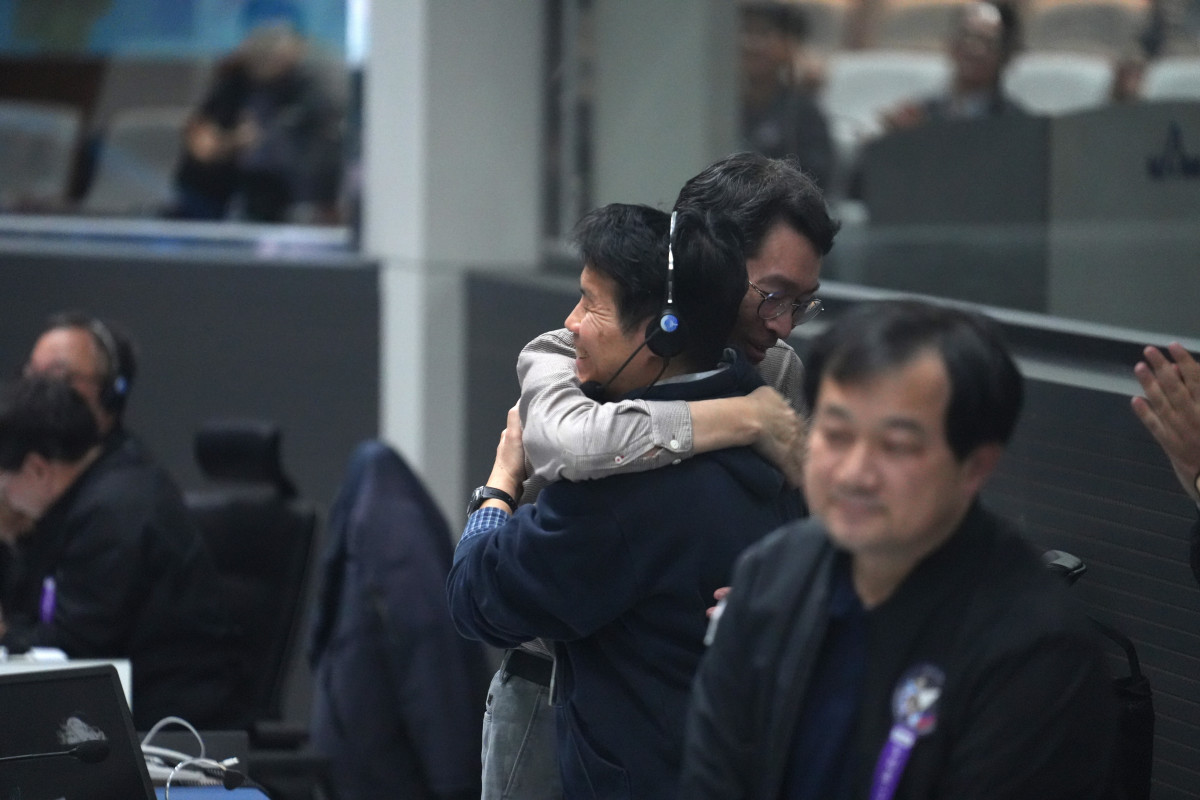 ▲한국형발사체 누리호가 27일 오전 전남 고흥군 나로우주센터에서 발사된 가운데 지휘센터에서 관계자들이 기뻐하고 있다. 이번 누리호 4차 발사에는 무게 516㎏ 주탑재위성 '차세대중형위성 3호'와 부탑재위성 12기 등 총 13기 위성이 실렸다. 사진=한국항공우주연구원