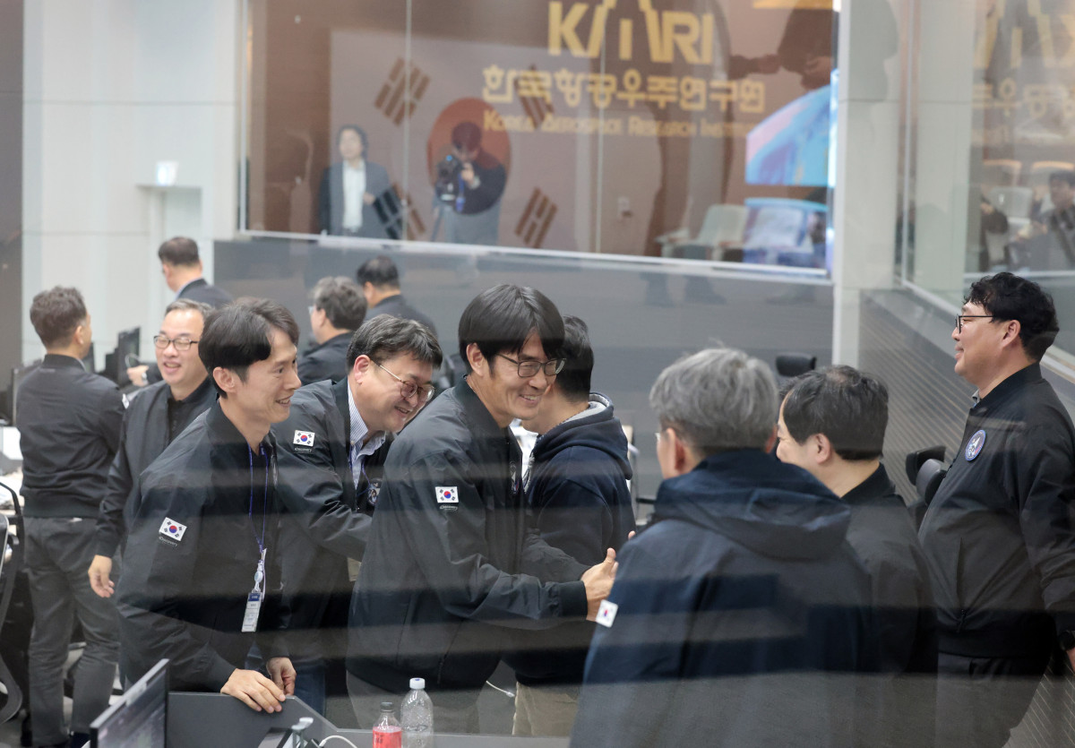 ▲한국형발사체 누리호가 27일 오전 전남 고흥군 나로우주센터에서 발사된 가운데 지휘센터에서 관계자들이 기뻐하고 있다. 이번 누리호 4차 발사에는 무게 516㎏ 주탑재위성 '차세대중형위성 3호'와 부탑재위성 12기 등 총 13기 위성이 실렸다. 사진=한국항공우주연구원