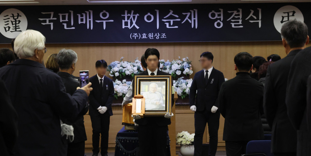 ▲27일 서울 송파구 서울아산병원 장례식장에서 배우 이순재 영결식이 엄수되고 있다. (연합뉴스)