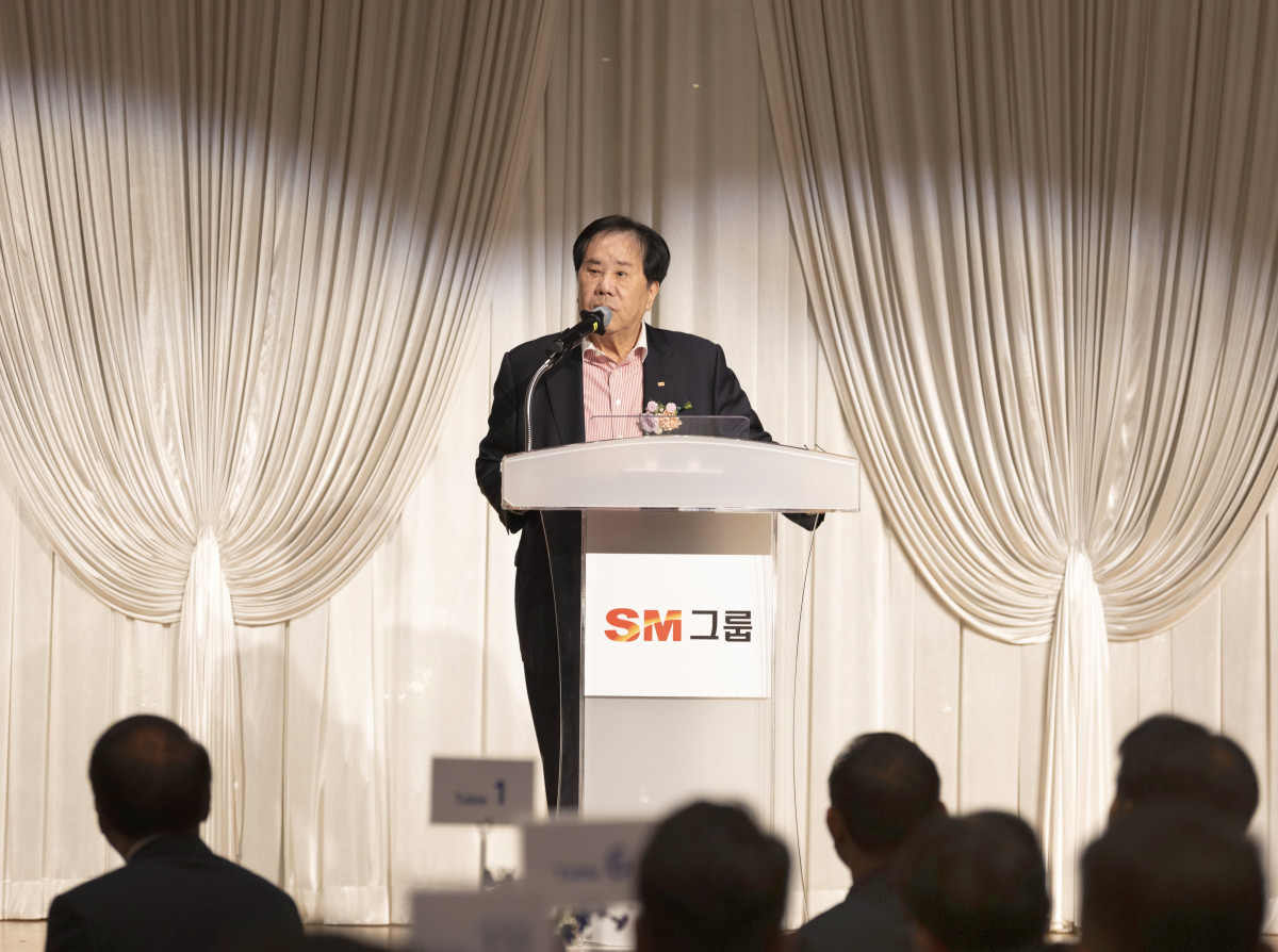 ▲우오현 SM그룹 회장이 '2025 건설부문 협력사 초청 정기간담회'에서 축사를 하고 있다. (사진제공=SM그룹)