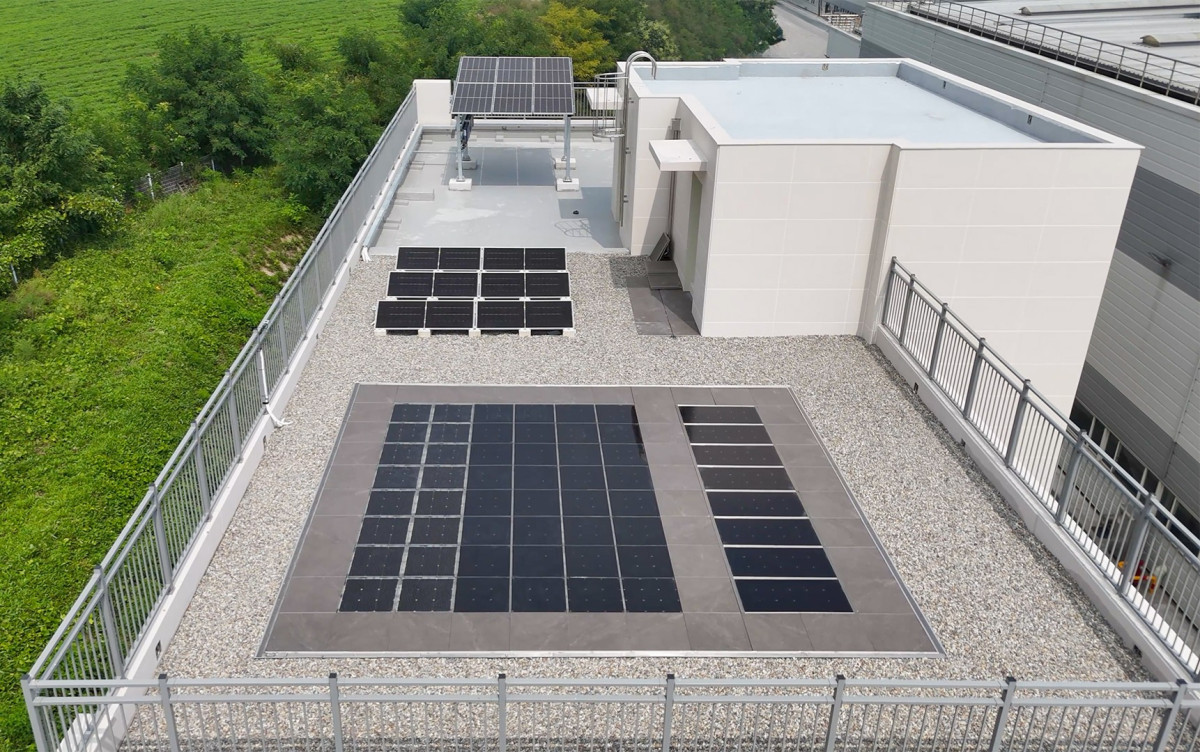 ▲GS건설이 개발한 '올 인 원 옥상 바닥시스템'을 적용한 태양광모듈(아래)과 철골 구조물에 설치된 기존 일반 태양광패널(위). (사진제공=GS건설)