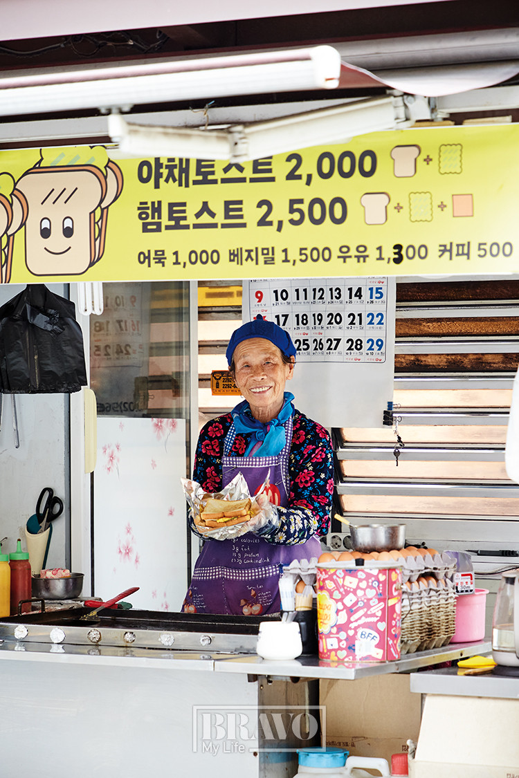 ▲토스트 장인 현행자 할머니.(박진주 프리랜서)