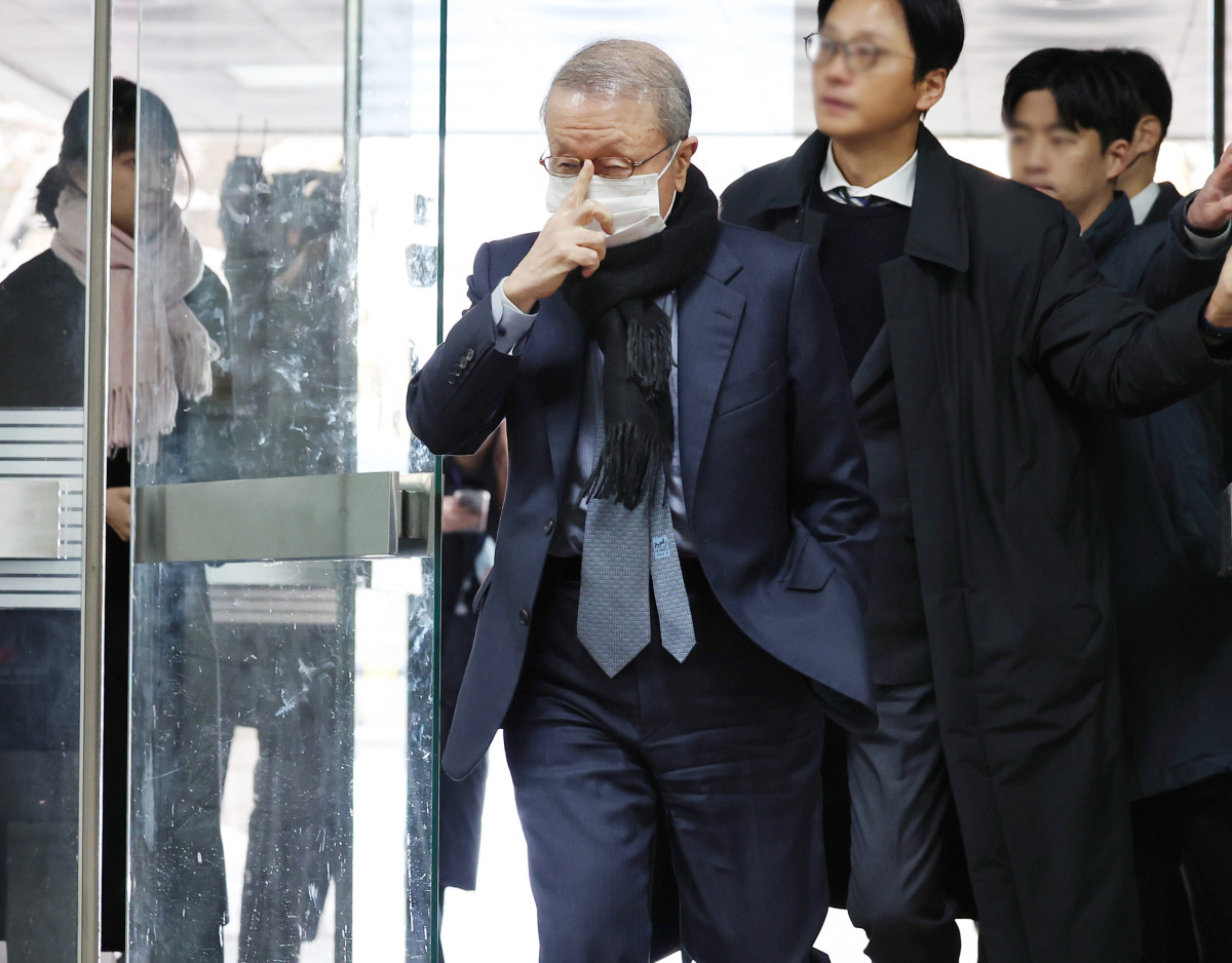 ▲ 100억 원대 횡령·배임 의혹이 불거진 홍원식 전 남양유업 회장이 지난해 11월 특정경제범죄 가중처벌법상 배임 혐의로 구속 전 피의자 심문(영장실질심사)을 받기 위해 서울 서초동 서울중앙지법에 출석하고 있다. (뉴시스)