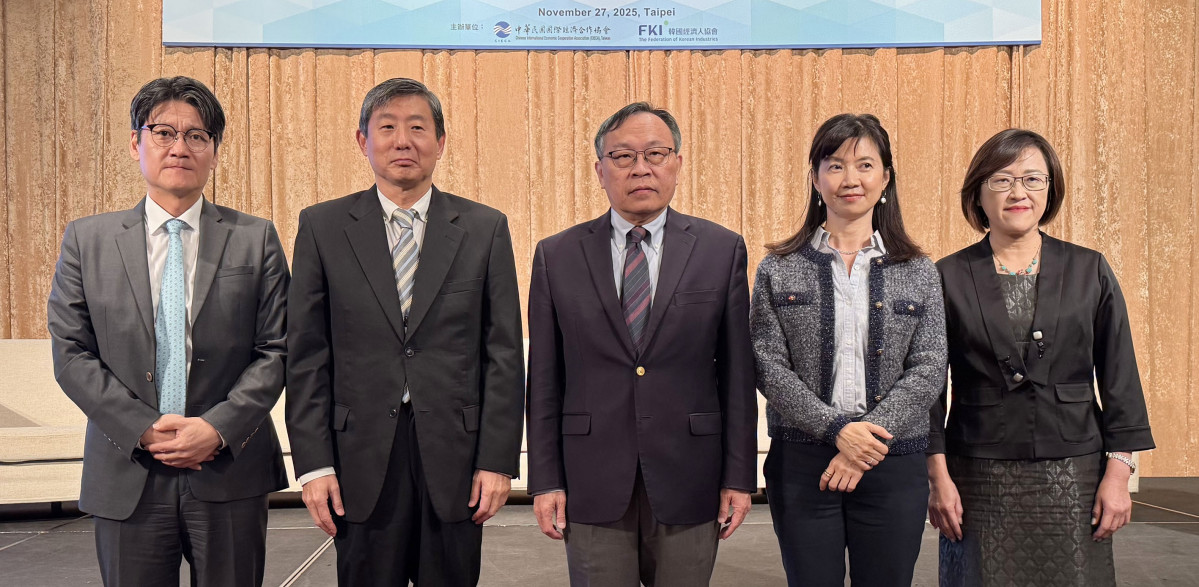 ▲김준 한-대만 경협위 위원장을 비롯한 내빈들이 27일 대만 타이페이 그랜드 하얏트 호텔에서 양측 기업인 약 100여명이 참석한 가운데 열린 '제49차 한-대만 경제협력위원회'에서 기념촬영을 하고 있다. 이번 제49차 한-대만 경제협력위원회 합동회의에서는 AI 시대 반도체, 그린에너지, 문화 컨텐츠 분야에서 양측 기업인이 협력 방안을 발표했다. 사진 왼쪽부터 고상욱 주타이베이 한국대표부 대표대리, 김준 한-대만 경제협력위원회 위원장, 류제청 대만국제경제합작협회 회장, 장신링 대만-한 경제협력위원회 위원장, 후취진 대만경제부 국제무역부 부국장 (한경협)