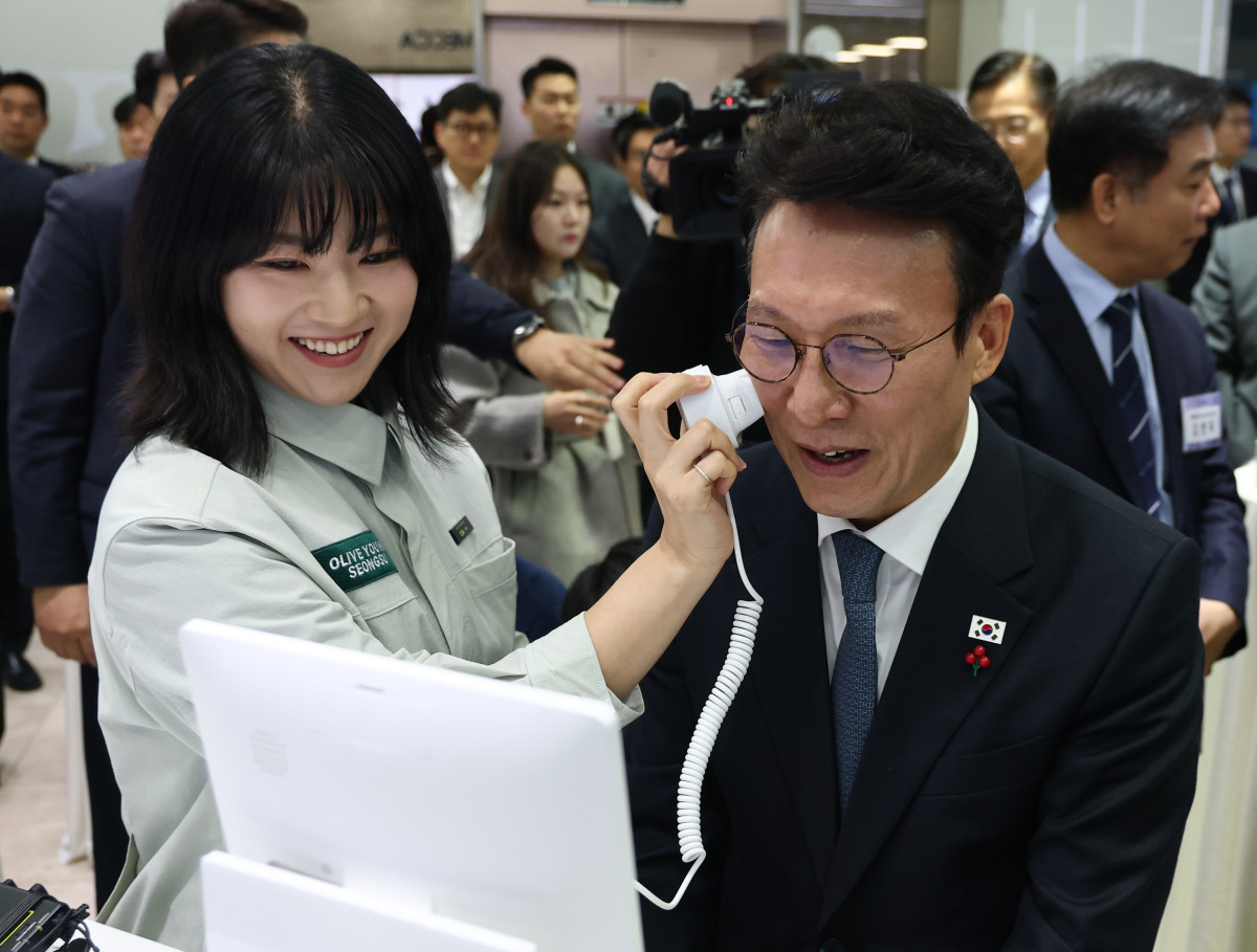 ▲김민석 국무총리가 27일 충북 음성군 코스메카코리아에서 AI 기반 피부 진단 기기 체험을 하고 있다. (연합뉴스)