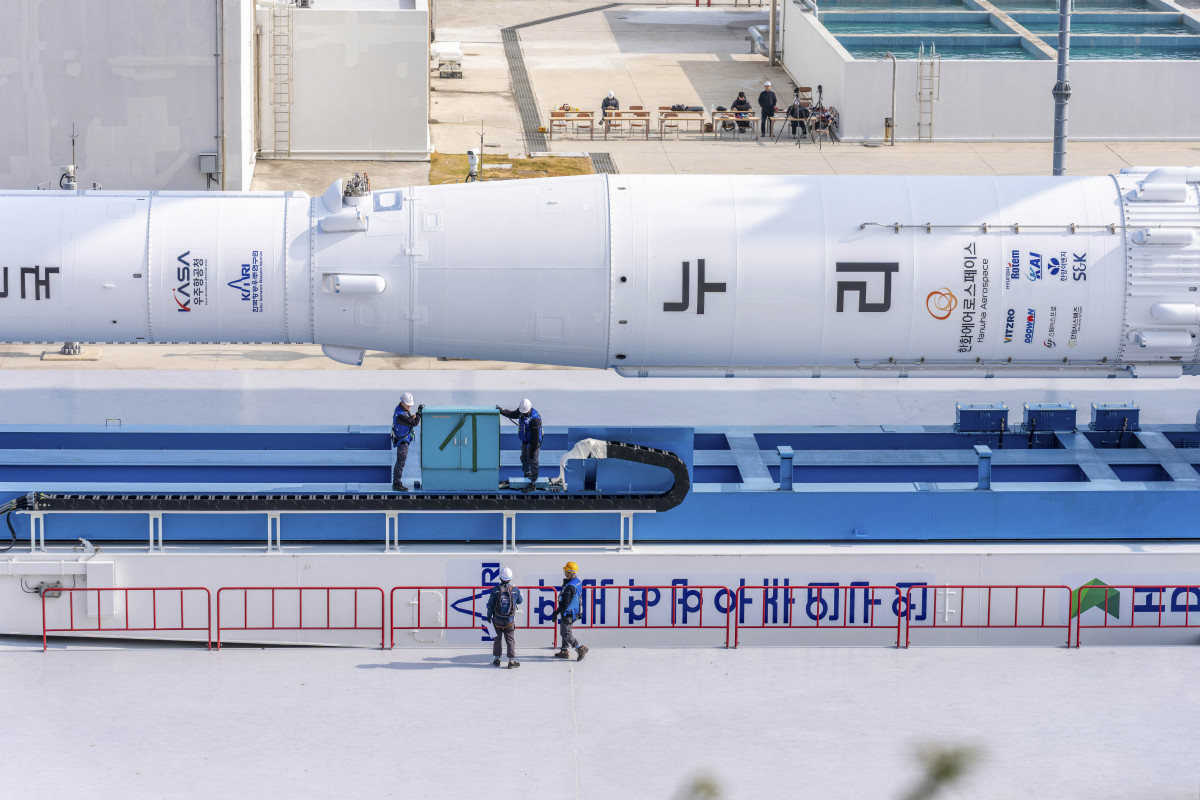 ▲25일 전남 고흥 나로우주센터에서 누리호 4차 발사를 위한 이송 및 기립작업이 진행되고 있다. (한국항공우주연구원)