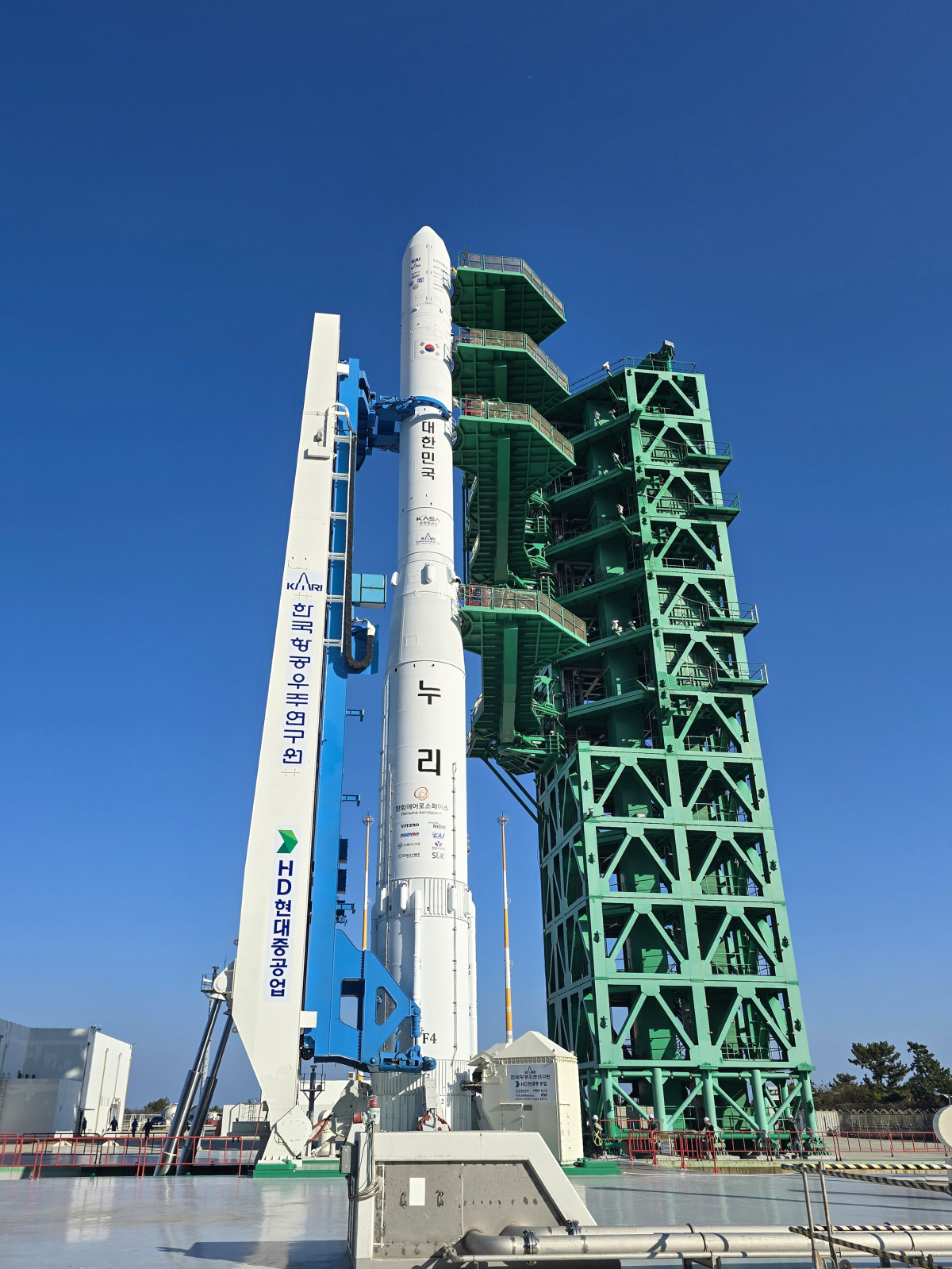 ▲HD현대중공업이 구축한 발사대에서 발사 준비를 마친 누리호 (HD현대중공업)