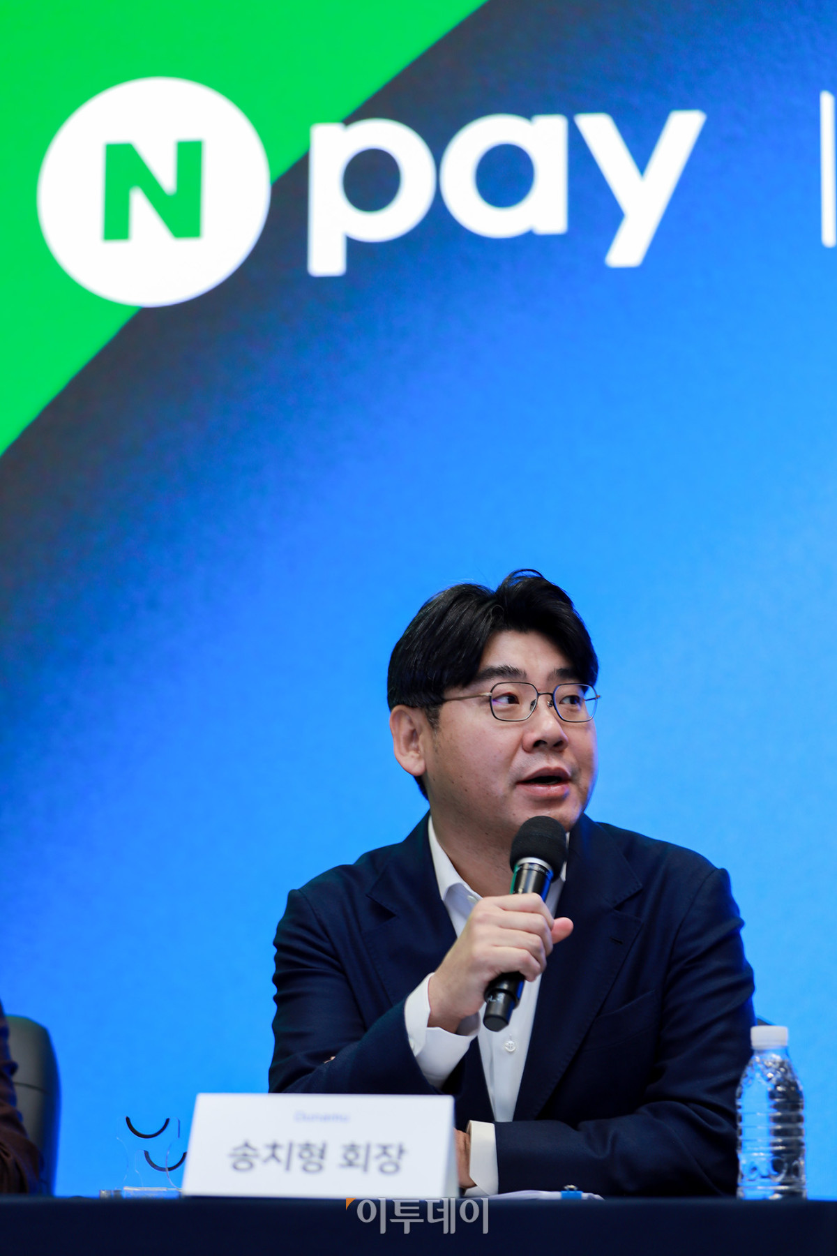 ▲송치형 두나무 회장이 27일 경기도 성남시 분당구 네이버 1784에서 열린 네이버-네이버파이낸셜-두나무 3사 공동 기자간담회에서 취재진의 질문에 답변하고 있다. 사진제공=네이버