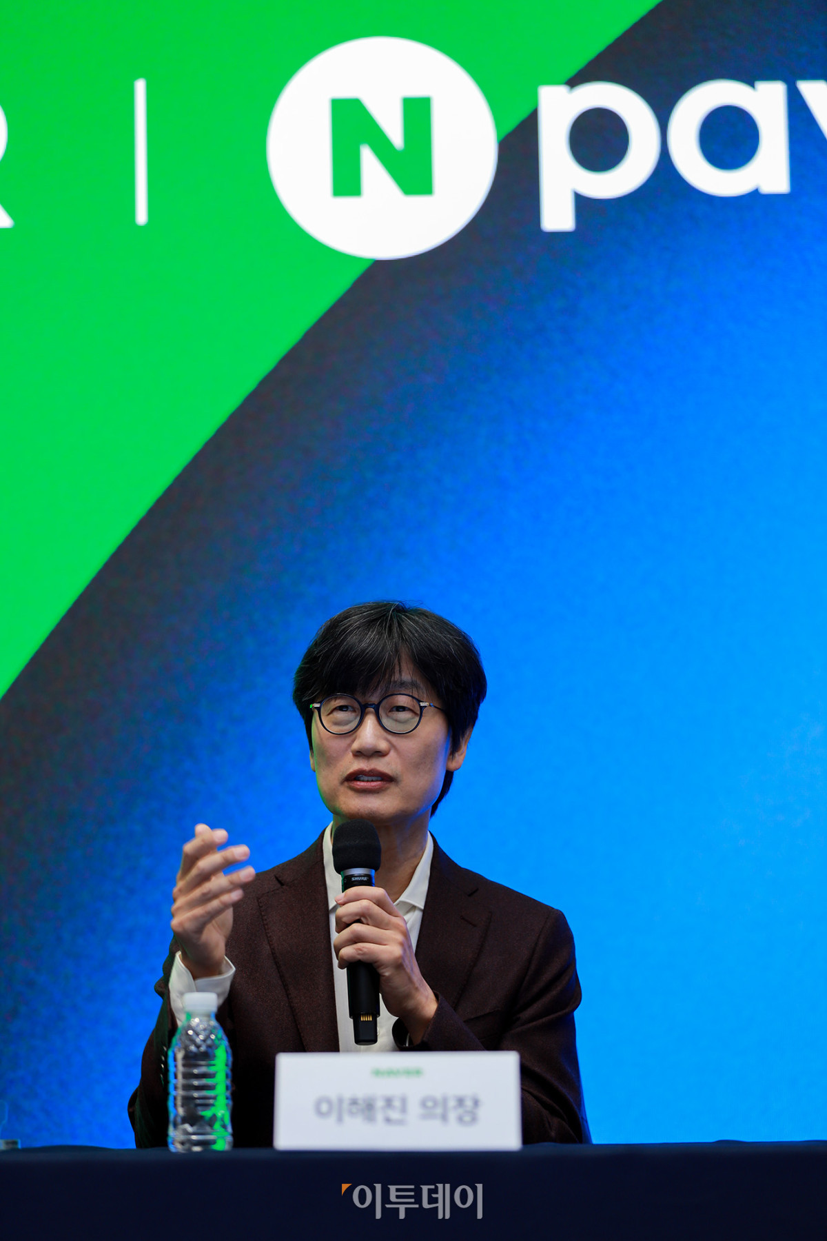 ▲이해진 네이버 이사회 의장이 27일 경기도 성남시 분당구 네이버 1784에서 열린 네이버-네이버파이낸셜-두나무 3사 공동 기자간담회에서 취재진의 질문에 답변하고 있다. 사진제공=네이버