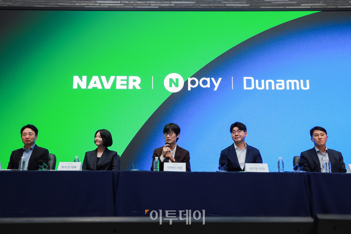 ▲지난달 27일 경기도 성남시 분당구 네이버 1784에서 열린 네이버-네이버파이낸셜-두나무 3사 공동 기자간담회에서 3사 경영진들이 발표를 하고 있다. 왼쪽부터 박상진 Npay 대표, 최수연 네이버 대표이사, 이해진 네이버 이사회 의장, 송치형 두나무 회장, 오경석 두나무 대표이사. 사진제공=네이버