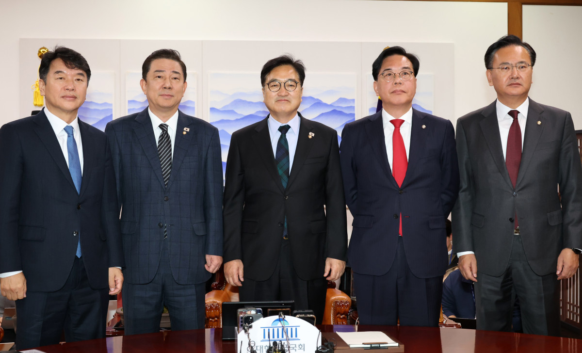 ▲우원식 국회의장이 27일 오전 서울 여의도 국회에서 열린 여야 원내대표 회동에 참석해 기념사진 촬영을 하고 있다. 왼쪽부터 문진석 더불어민주당 원내수석부대표, 김병기 원내대표, 우 의장, 송언석 국민의힘 원내대표, 유상범 원내수석부대표. (공동취재) 2025.11.27.  (뉴시스)