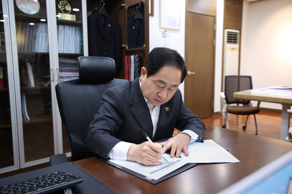 ▲남양주시, 팔당 규제 헌법소원 27일 선고 앞두고 주민 생존권 회복 기대하면서 서명하는 주광덕 시장 (남양주시)