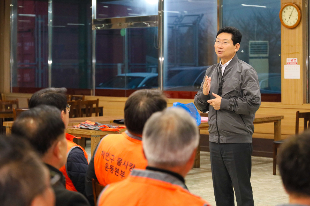 ▲이상일 용인특례시장이 경강선 연장 추진과 경안천 수변구역해제라는 지역 핵심 숙원 해결에 직접적 성과를 낸 점을 인정받아 시민단체로부터 감사패를 받았다.  (김재학 기자)