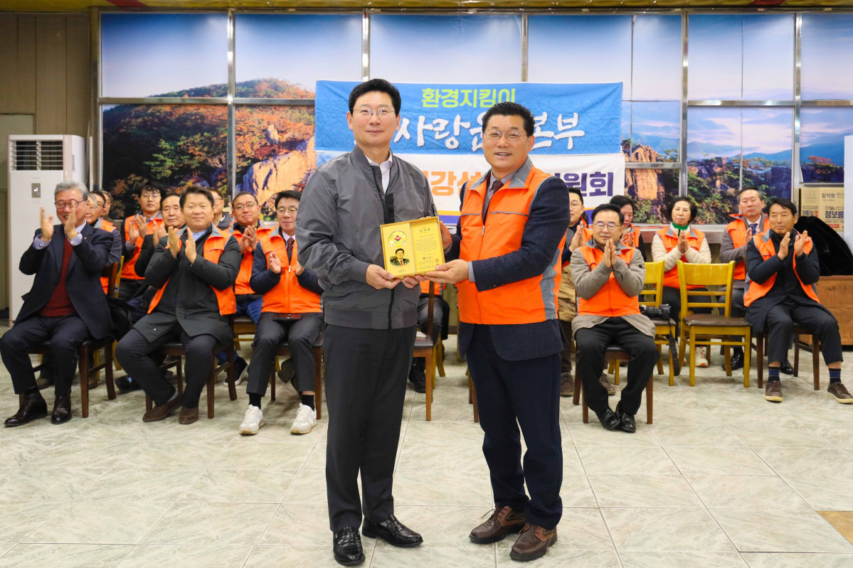 ▲이상일 용인특례시장이 경강선 연장 추진과 경안천 수변구역해제라는 지역 핵심 숙원 해결에 직접적 성과를 낸 점을 인정받아 시민단체로부터 감사패를 받았다.  (김재학 기자)