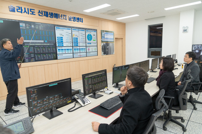 ▲이미선 기상청장이 전남 해남 솔라시도 신재생에너지 운영센터를 방문해 현황을 보고받고 있다.  (사진제공=기상청)