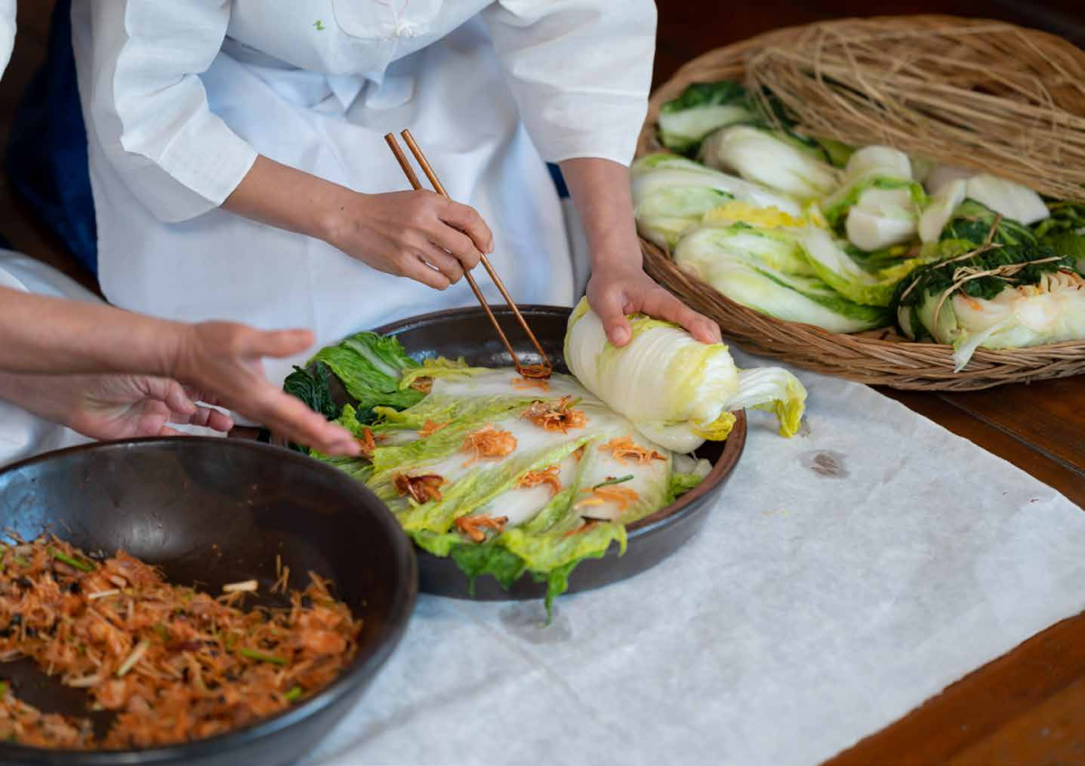 ▲반지김치를 만들고 있는 오숙자 명인의 모습.(광주광역시)