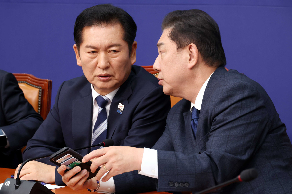 ▲정청래 더불어민주당 대표와 김병기 원내대표가 26일 오전 서울 여의도 국회에서 열린 최고위원회의에서 대화를 하고 있다. (사진=뉴시스)