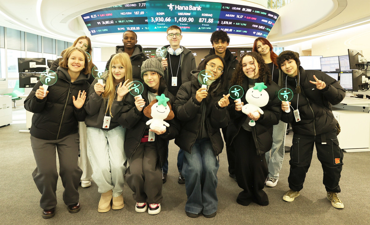 ▲해외 청소년들이 26일 하나은행 을지로 본점 4층 딜링룸 '하나 인피니티 서울(Hana Infinity Seoul)'에서  글로벌 금융체험 프로그램 기념촬영을 하고 있다. (사진제공=하나은행)