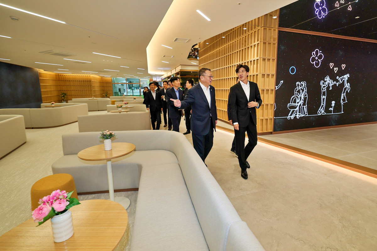 ▲정진완 우리은행장(왼쪽)과 박봉수 노동조합 위원장이 서울 중구 본점 지하에 조성된 '우리 그레이트 라운지'를 함께 둘러보고 있다. (사진제공=우리은행)