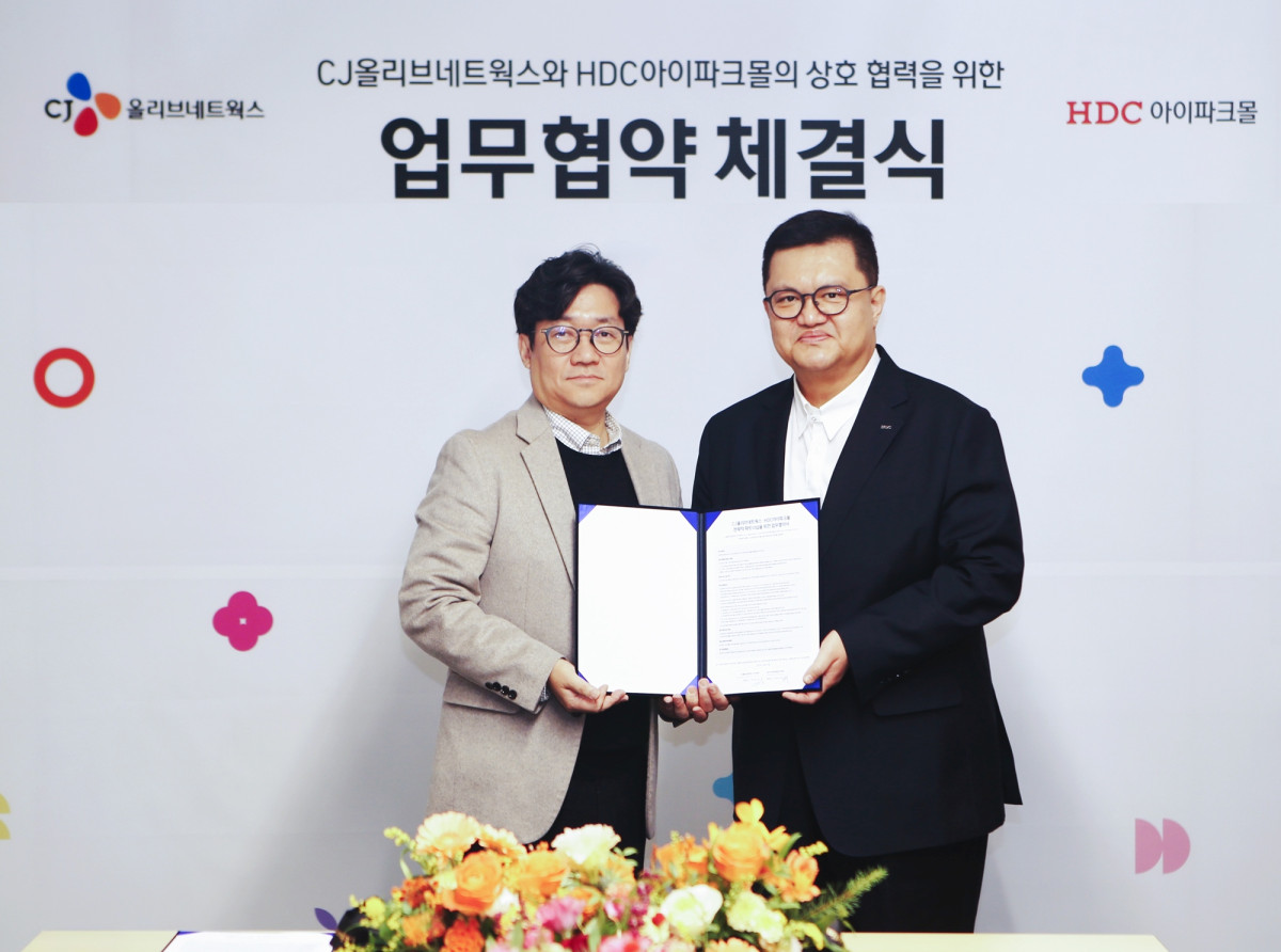 ▲양사간 멤버십 서비스 제휴 업무협약 체결식 기념사진, 김대수 HDC아이파크몰 대표이사(사진 오른쪽)와 유인상 CJ올리브네트웍스 대표이사(사진 왼쪽) (사진제공=HDC아이파크몰)