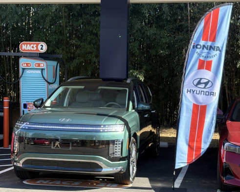 ▲미국 노스 캐롤라이나주 아이오나 본사 인근 충전소 ‘에이펙스 리차저리(Apex Rechargery)’에서 현대차 아이오닉 9을 충전하는 모습. (사진=현대차)