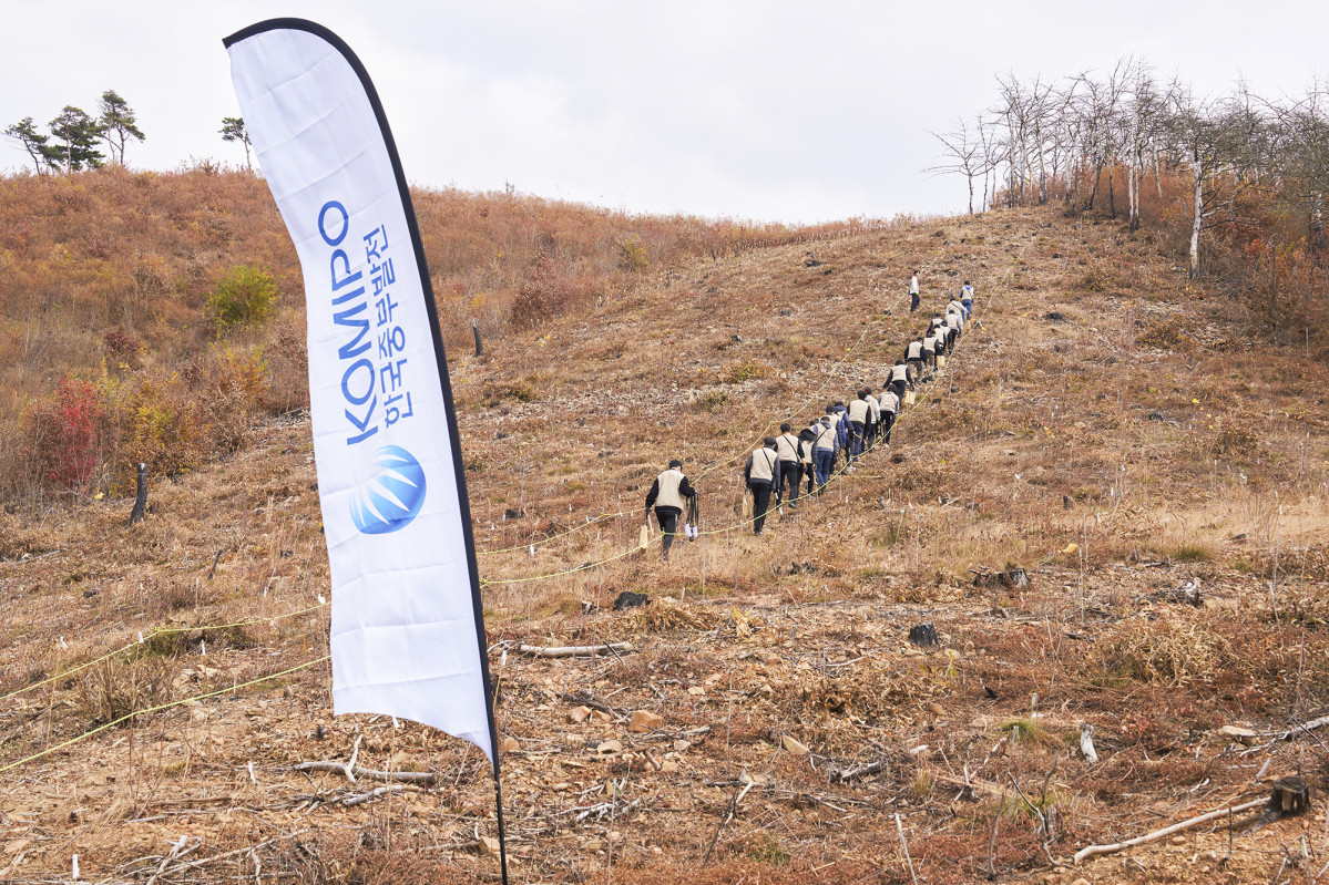 ▲산림복원활동을 위해 힌국중부발전 임직원들이 산을 오르고 있다. (사진제공=한국중부발전)