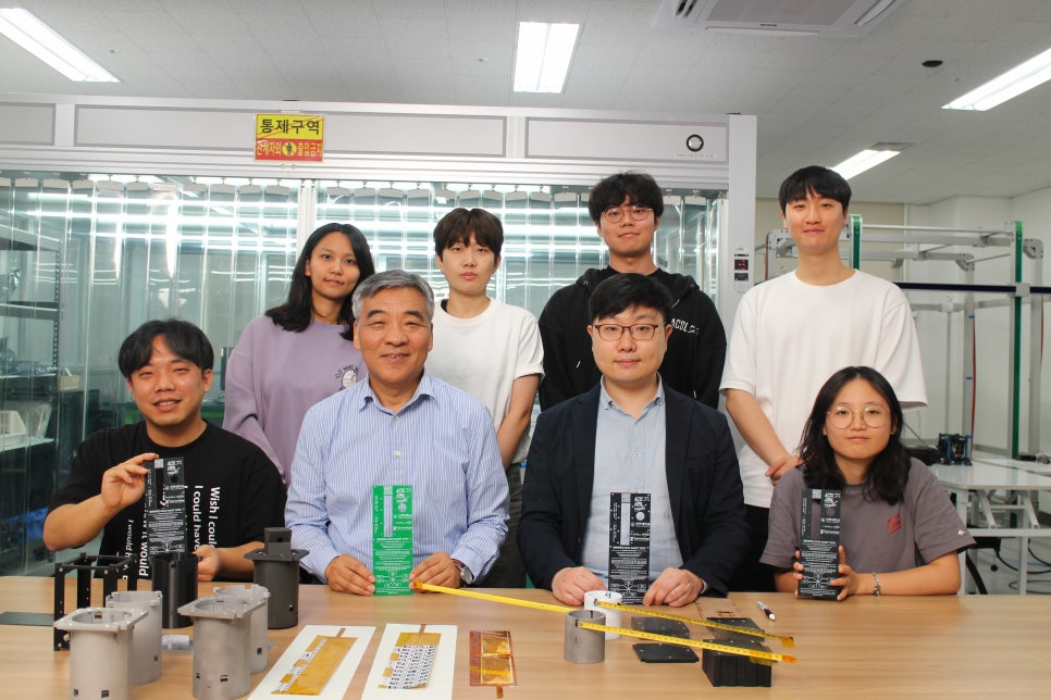 ▲큐브위성 ‘인하로샛’을 제작한 인하대 항공우주 제어 및 시스템 연구실.  
 (사진=인하대)