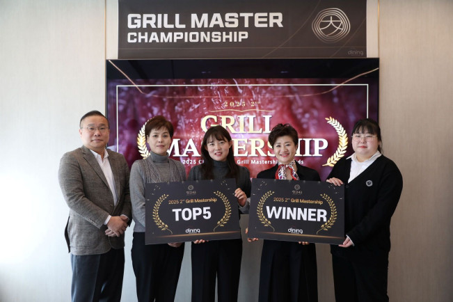 ▲2025 하반기 창고43 ‘그릴 마스터’ TOP 5로 선정된 직원들과 고병환 창고43 본부장(왼쪽 첫 번째)이 기념 촬영을 하고 있다. 오른쪽에서 두 번째에 이번 대회에서 최고점을 기록한 창고43 송도점의 한충희 직원이 서있다.