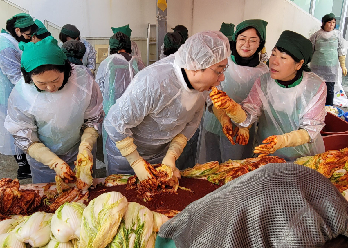 ▲정연욱 국민의힘 국회의원(부산 수영구)이 수영구 새마을부녀회와 함께 김장 나눔 봉사에 참여했다. (정연욱 의원실)