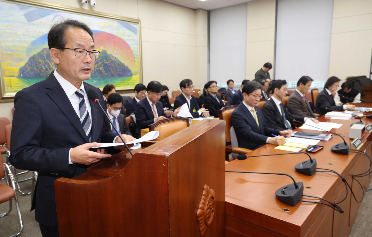 ▲강준현 국회 정무위 법안심사제1소위원장이 27일 오전 서울 여의도 국회에서 열린 정무위원회 전체회의에서 법안 제안설명을 하고 있다. (사진=뉴시스)