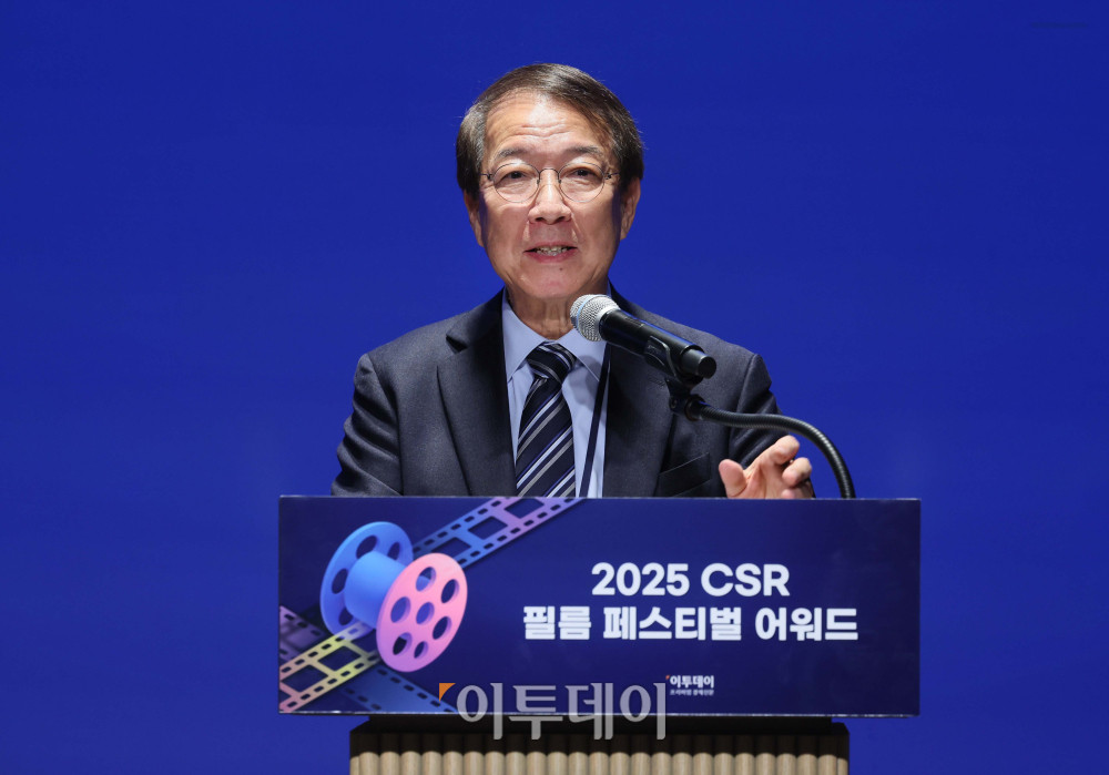 ▲27일 서울 강남구 더 웨스틴 서울 파르나스 호텔에서 열린 '2025 CSR 필름 페스티벌 어워드’에서 대회위원장인 정운찬 전 국무총리가 개회사를 하고 있다. 경제신문 이투데이가 주최한 이 행사는 한 해 동안 사회적 가치 창출을 위한 CSR 활동 발자취를 공모하고 그 업적을 격려하기 위해 마련된 자리로 2012년 첫걸음을 내디뎌 올해로 14회째를 맞이했다. 신태현 기자 holjjak@