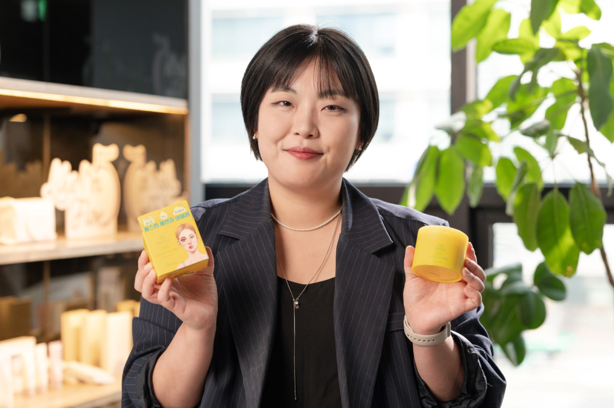 ▲파페치 입점 브랜드 아리얼(Ariul)의 관계자가 대표 제품을 소개하고 있다. (사진제공=쿠팡)