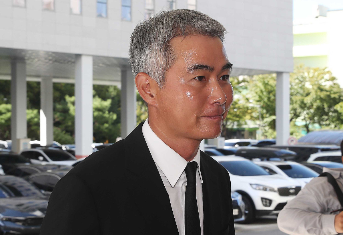 ▲암호화폐 '위믹스' 유통량 조작 의혹 혐의로 불구속기소 된 장현국 전 위메이드 대표이사가 지난해 9월 24일 서울 양천구 서울남부지방법원에서 열린 자본시장법 위반 등 혐의 1차 공판기일에 출석하고 있다. (뉴시스)